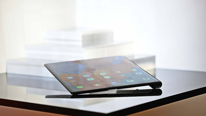 Maybe it’s nothing, but that slight ripple in the Mate X’s screen elicits so many questions.